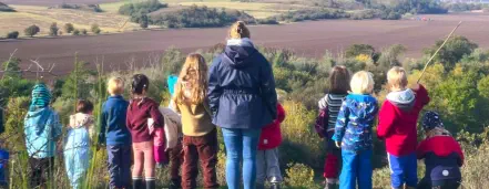 Kindergartengruppe mit Erzieherin beim Spazierengehen